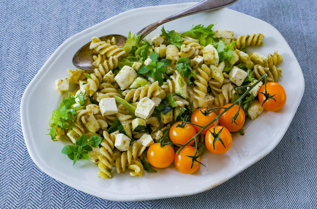 Kesäkurpitsakuutiot sopivat erinomaisesti pestolla maustettuun pastasalaattiin.