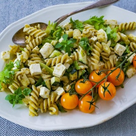 Kesäkurpitsakuutiot sopivat erinomaisesti pestolla maustettuun pastasalaattiin.
