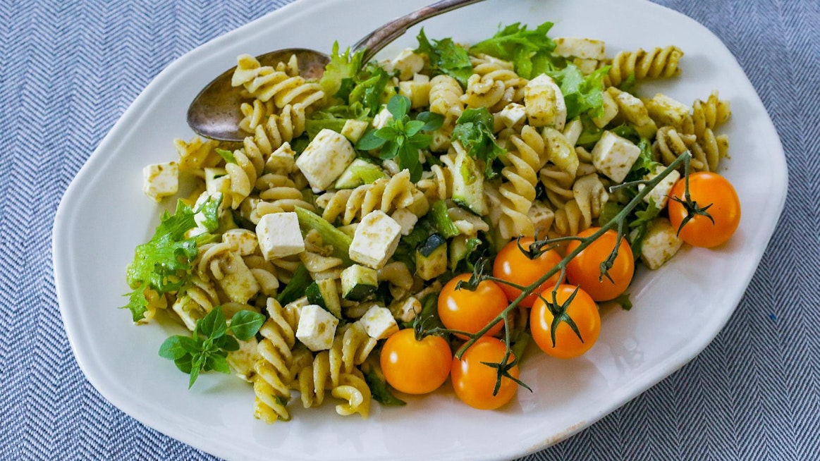 Kesäkurpitsakuutiot sopivat erinomaisesti pestolla maustettuun pastasalaattiin.