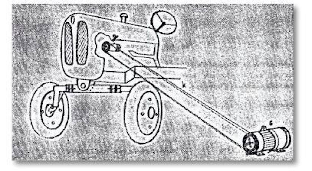 Akkulaturit olivat 1960-luvulla harvinaisia, mutta kekseliäs traktorimies ei sellaista tarvinnutkaan. Pitkän kiilahihnan ja sähkömoottorin avulla akku lataantui, oikeasta pyörimissuunnasta vain piti ensin varmistua.