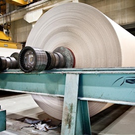 Paperiteollisuudessa rullat seisovat.