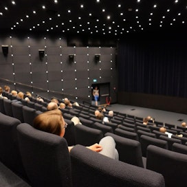 Ihmisiä Kino Reginan elokuvasalissa Helsingissä 11. kesäkuuta 2020. Näytökseen myytiin vain rajoitettu määrä pääsylippuja, jotta katsojien välillä säilyy turvaväli. LEHTIKUVA / TEEMU SALONEN