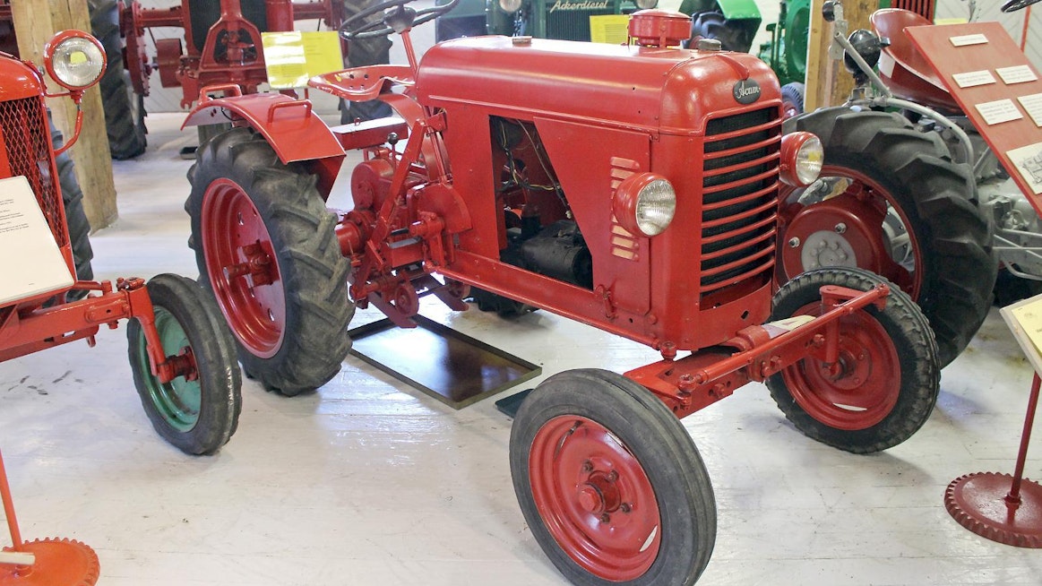 ACAM -traktoria valmistettiin vuosina 1952–56 Holbækissa Sjellannissa Tanskassa.