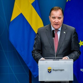 Ruotsin pääministeri Stefan Löfven tiedotti maanantaina tiukoista kokoontumisrajoituksista koronaepidemian hillitsemiseksi.