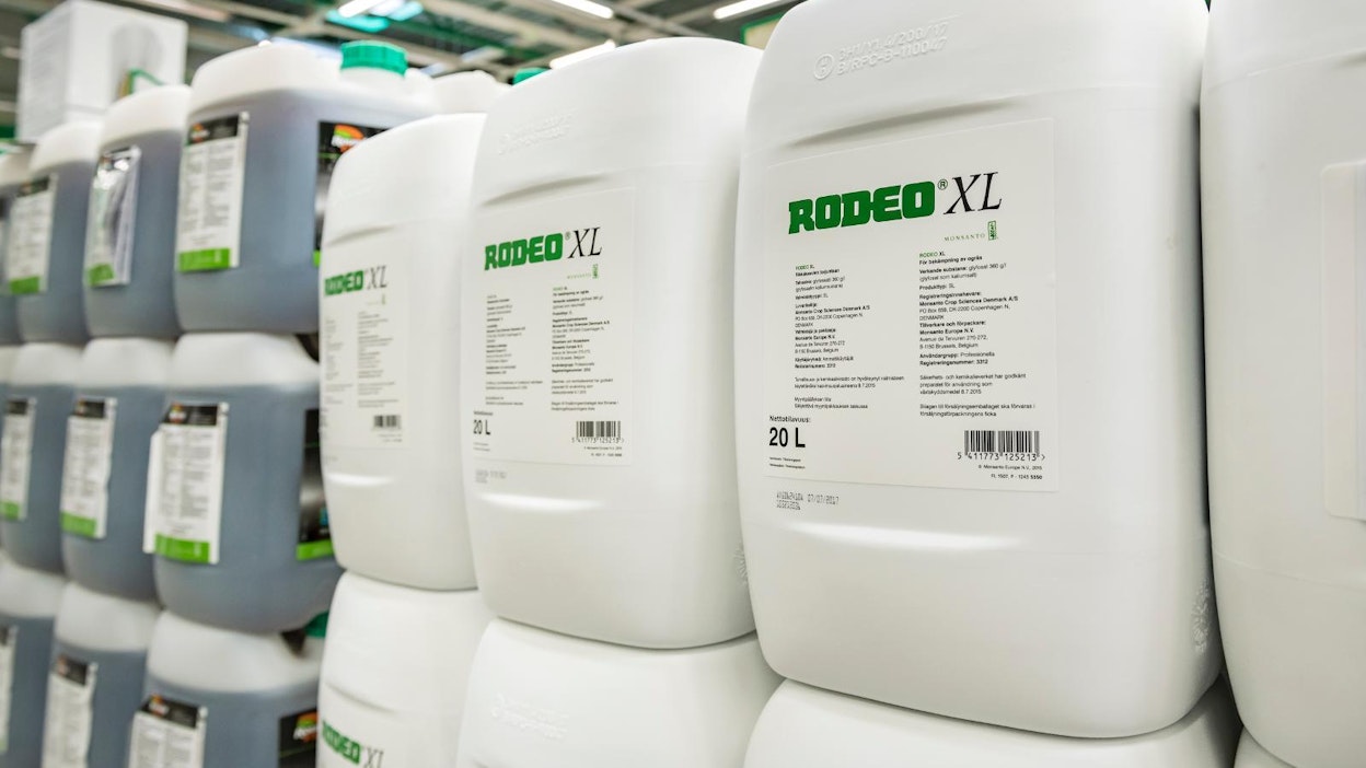 EU-komissio ehdottaa 10 vuoden jatkolupaa glyfosaatin käytölle.