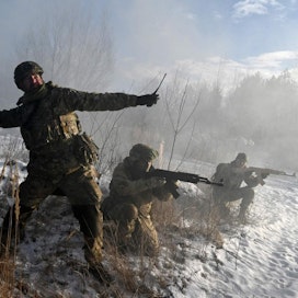 Maiden väliset jännitteet ovat kasvaneet erityisesti Ukrainan kiristyneen tilanteen vuoksi. Kuvassa ukrainalaissotilaat harjoittelevat lähellä Kiovaa joulupäivänä.
