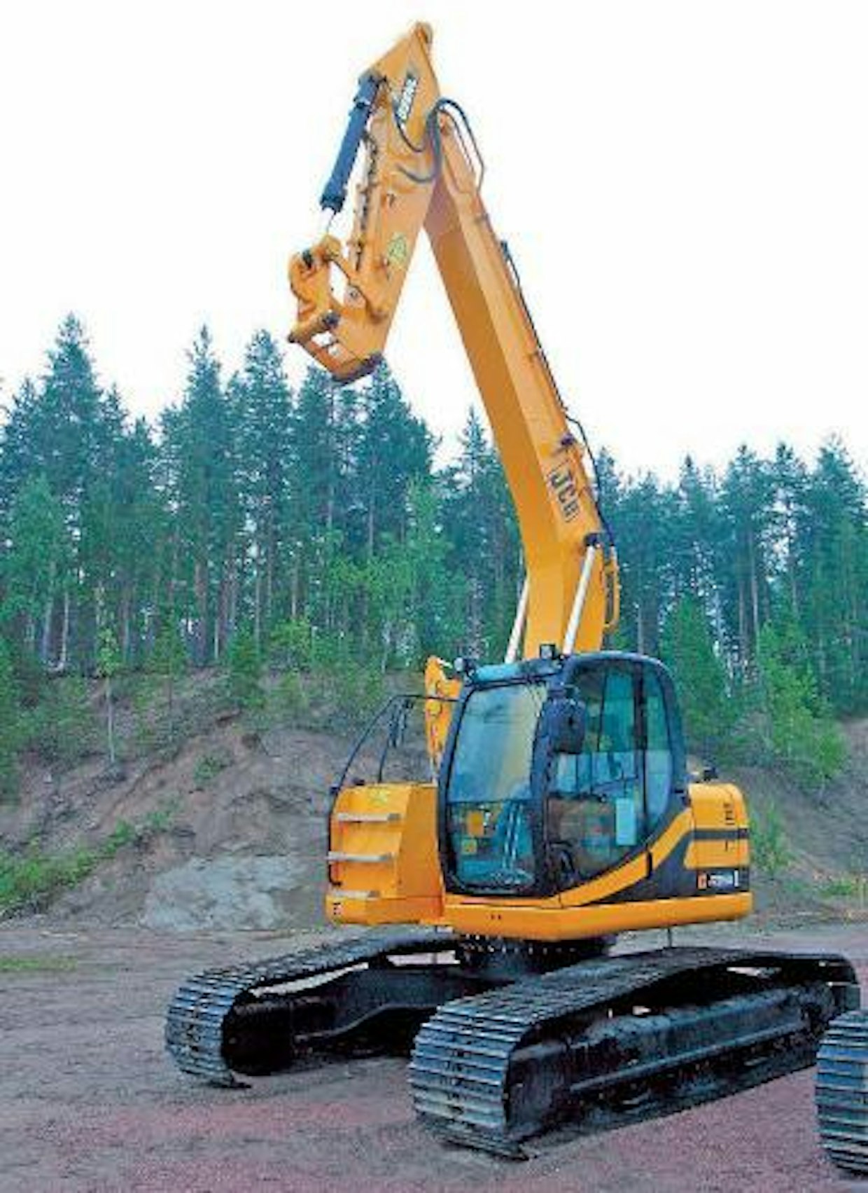 JCB:n lyhytperäisten kaivukoneiden järein malli on JZ 255 LC. Koneen painoksi ilmoitetaan Mateko Oy:ltä noin 26 tonnia. Moottorina on nelisylinterinen Isuzu, jonka tilavuus on 5,193 litraa ja moottoriteho 128 kilowattia. Peräylitys koneessa on vain 1680 milliä, joten perä ei tule juurikaan telaston ulkopuolelle. Kauhan irrotusvoima on 15,8 tonnia ja kaivupuomin voima 12,55 tonnia. (IS)