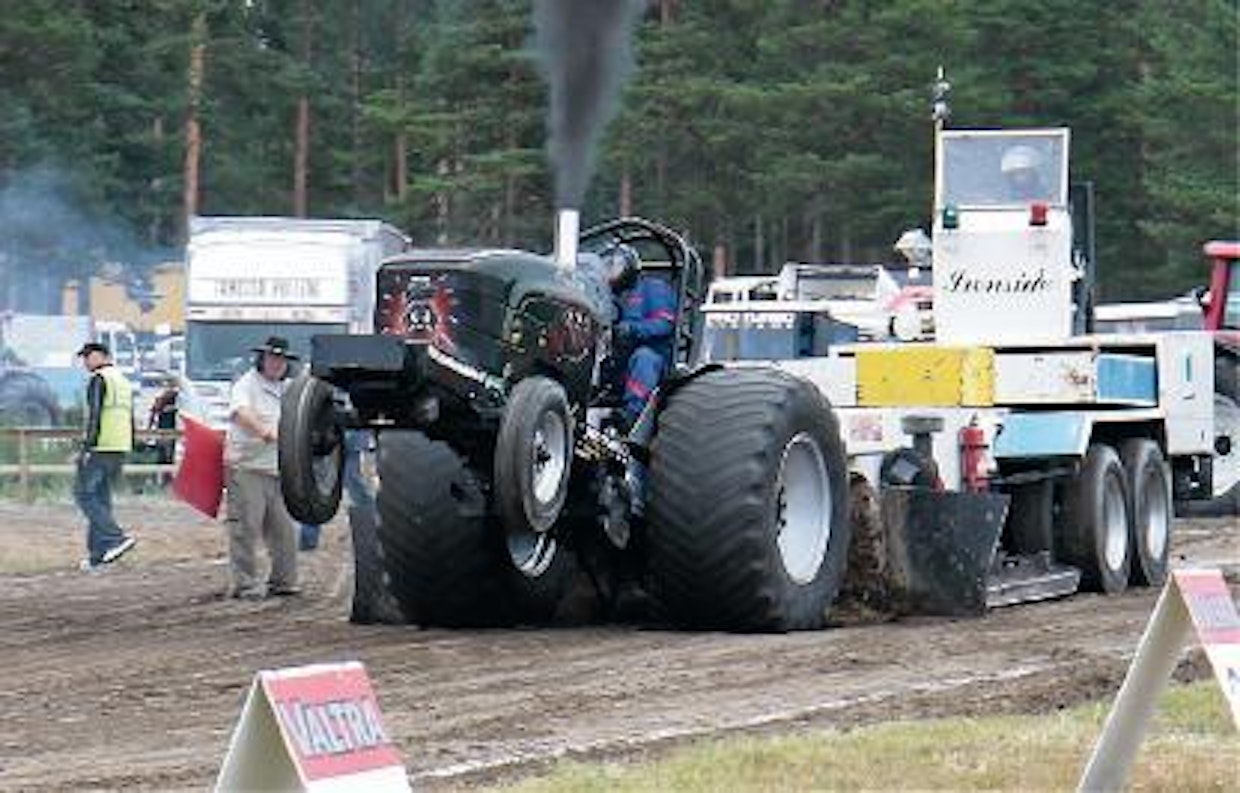 Super Farmin 3000-kiloisia hallitsi Mikko Poikselkä Bandit-traktorillaan.