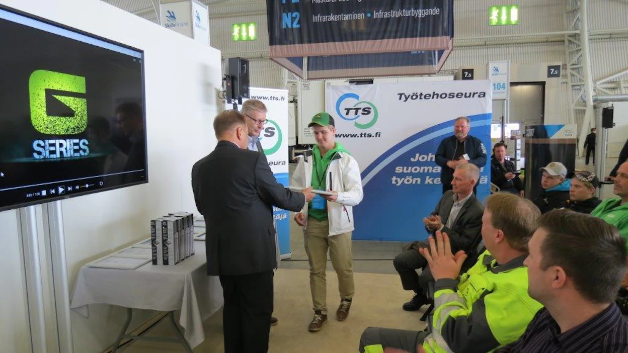 Aleksi Kiuru palkittiin metsäkoneenkäytön Taitajamestarina 2017 Helsingin Messukeskuksessa. Mestaria onnittelevat Metsämiesten Säätiön toimitusjohtaja Ilari Pirttilä (selin) ja Versowoodin aluepäällikkö Pauli Otava.