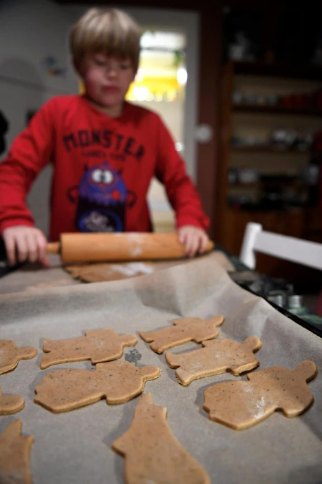 Yli tuhannesta vastaajasta 69 prosenttia sanoi käyttävänsä jouluun yhtä paljon kuin ennen, mutta 18 prosenttia ennakoi pienentävänsä joulubudjettiaan vähintään jonkin verran. LEHTIKUVA / Antti Aimo-Koivisto