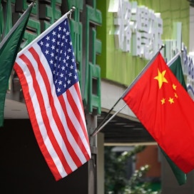 Yhdysvaltain ja Kiinan liput hotellin ulkopuolella Pekingissä, Kiinassa. LEHTIKUVA/AFP