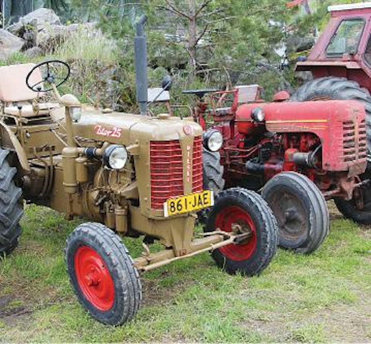 Joitakin traktorimerkkejä piti 1950-luvulla jonottaa jopa vuosien ajan, mutta lyhin tie traktorin omistajaksi oli niillä, jotka olivat päätyneet tai paremminkin joutuneet ostamaan Zetorin tai HTZ DT-14:n, eli Täystuhon. Kummallakin hoituivat työt jotenkuten, Zetorilla varmasti paljon helpommin, mutta englantilaiset ja useimmat saksalaisetkin traktorit olivat paljon kätevämpiä. Kuvan Zetor on alkuperäistä 25-mallia, minkä erottaa suorasta etuakselista.