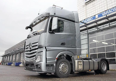 Mercedes-Benz Actros -mallisto uusiutuu täydellisesti ja korvaa hyvin palvelleen, vuonna 1996 esitellyn edellisen suku- polven mallisarjan. Uuden Actrosin suunnittelun keskiössä on ollut mukavuus, ajodynamiikka ja taloudellisuus. Ulkokuoreen on vaikuttanut myös 2 600 tuulitunnelissa käytettyä tuntia.