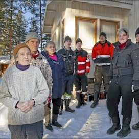 Ennen Haukkasalossa tultiin taloon sisään järven puolelta pääovista. Kuvassa Toini-mummo, Sakari ja Ilmi Myllymäki, veljekset Matti, Mauri ja Jouni sekä Lilja ja Ari Järvinen.