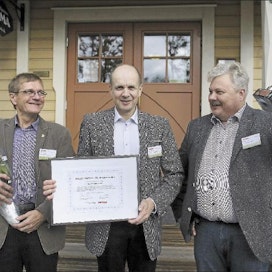 Teuvo Hirvonen, Urpo Hassinen sekä Tuomo Turunen Enon energiaosuuskunnasta iloitsivat vuoden lämpöyrittäjä -nimityksestä maanantaina Seinäjoella. Johannes Tervo