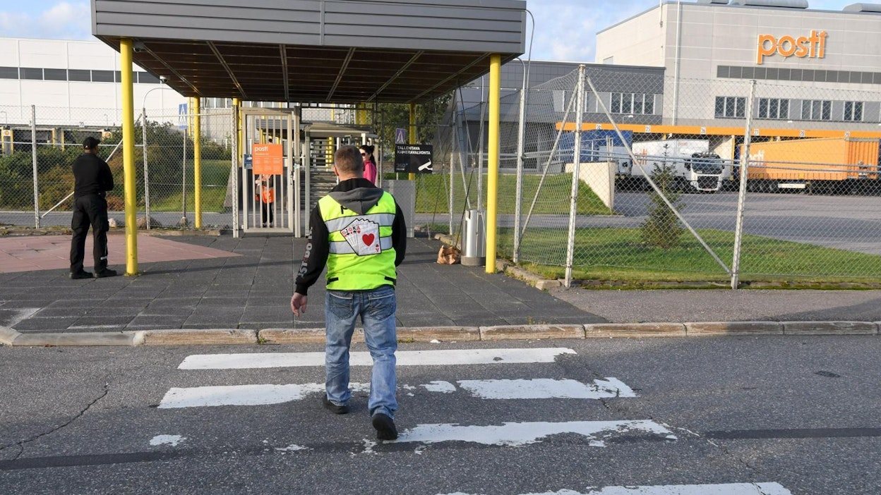 Osa Postin työntekijöistä protestoi viikko sitten lakolla, koska noin 700 työntekijän työehdot aiottiin siirtää toisen työehtosopimuksen piiriin. LEHTIKUVA / JUSSI NUKARI