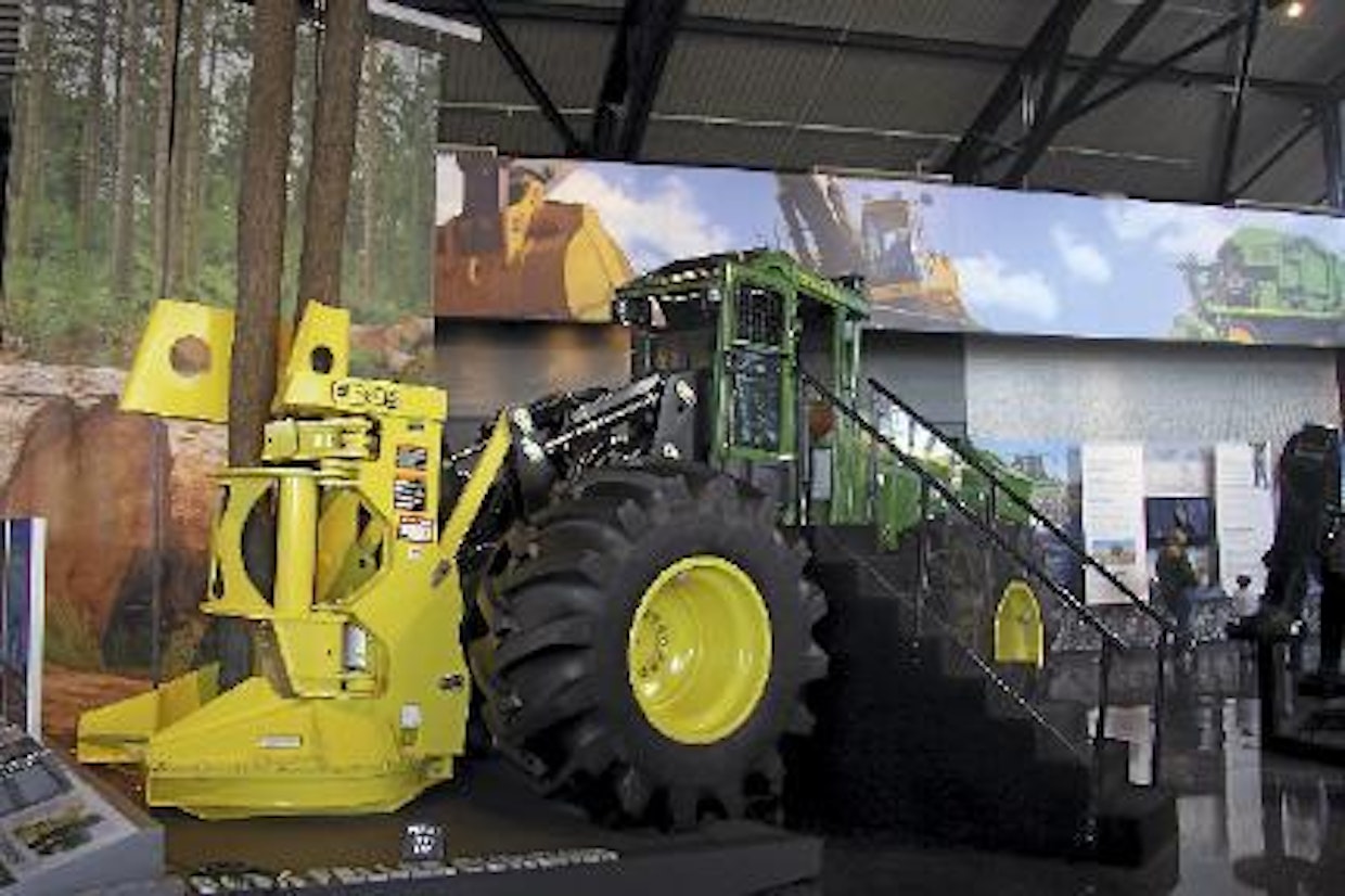 John Deere 745 -kaato- ja kasauskone on varustettu sirkkelinterällä, joka katkaisee halkaisijaltaan puolimetrisen rungon. Nostovoima riittää 4,5 tonnia painavalle puulle.