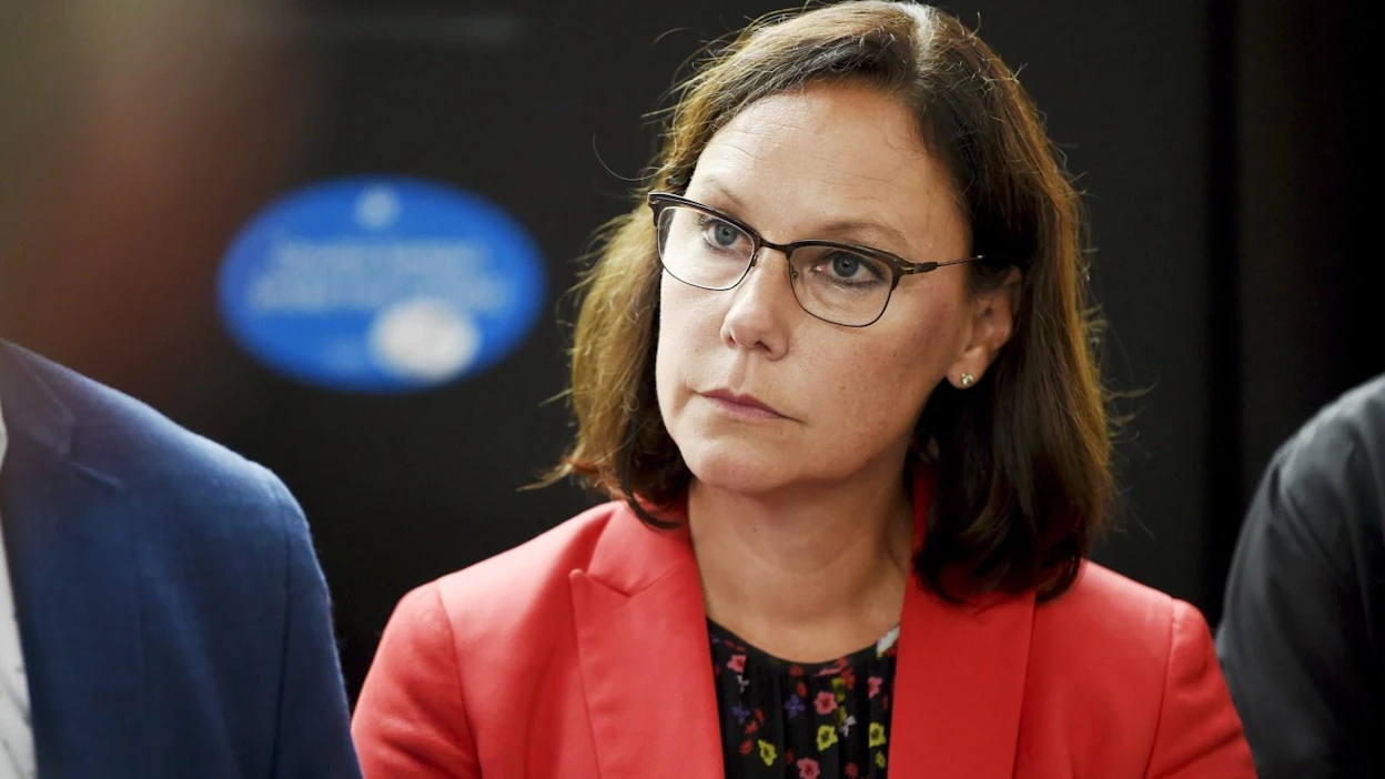 Virolainen kertoi eilen Twitterissä, että kokoomus puoltaa muutosten etenemistä torstaina eduskuntaan.