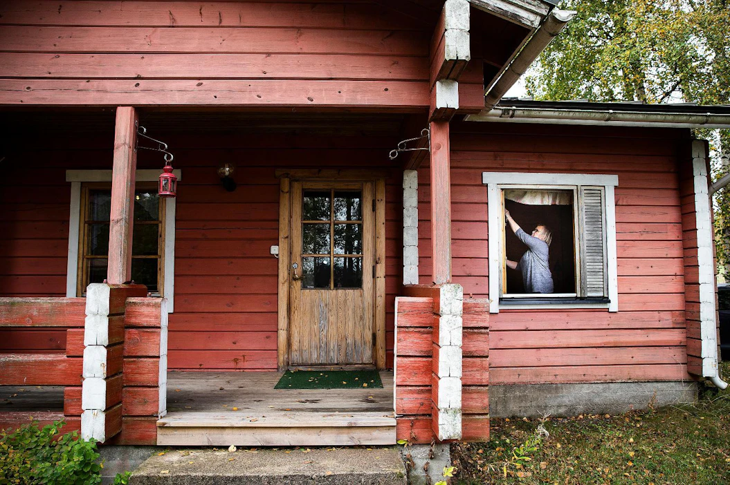 Seitsemää lomamökkiä vuokraavalla Ylhän maatilalla Karjalohjalla vuosi on ollut tavallista vilkkaampi. Siivooja Susanna Peltola valmistelee mökkiä syyslomalaisia varten. Mökkien siivousta tehostettiin tänä vuonna, mikä tuo lisäkuluja.