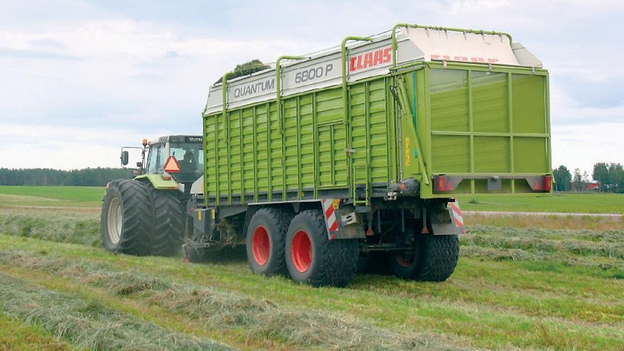 Olkkolan ja Rautiaisen Claas Quantum P:n tilavuus on 40 m³. P-vaunussa ei ole purkainkeloja. Vetokoneena oleva Valtra kehittää parhaimmillaan 200 hevosta, jotka tarvitaan varsinkin pehemeillä mailla.