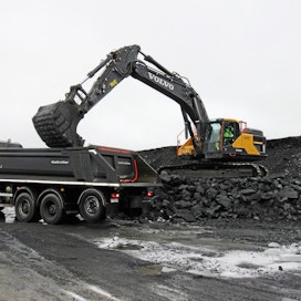 Talkkikaivoksen raakkukiveä kuskataan Polvijärvellä Bolidenin Kylylahden kaivoksen kaivoskuilujen täyttöön.