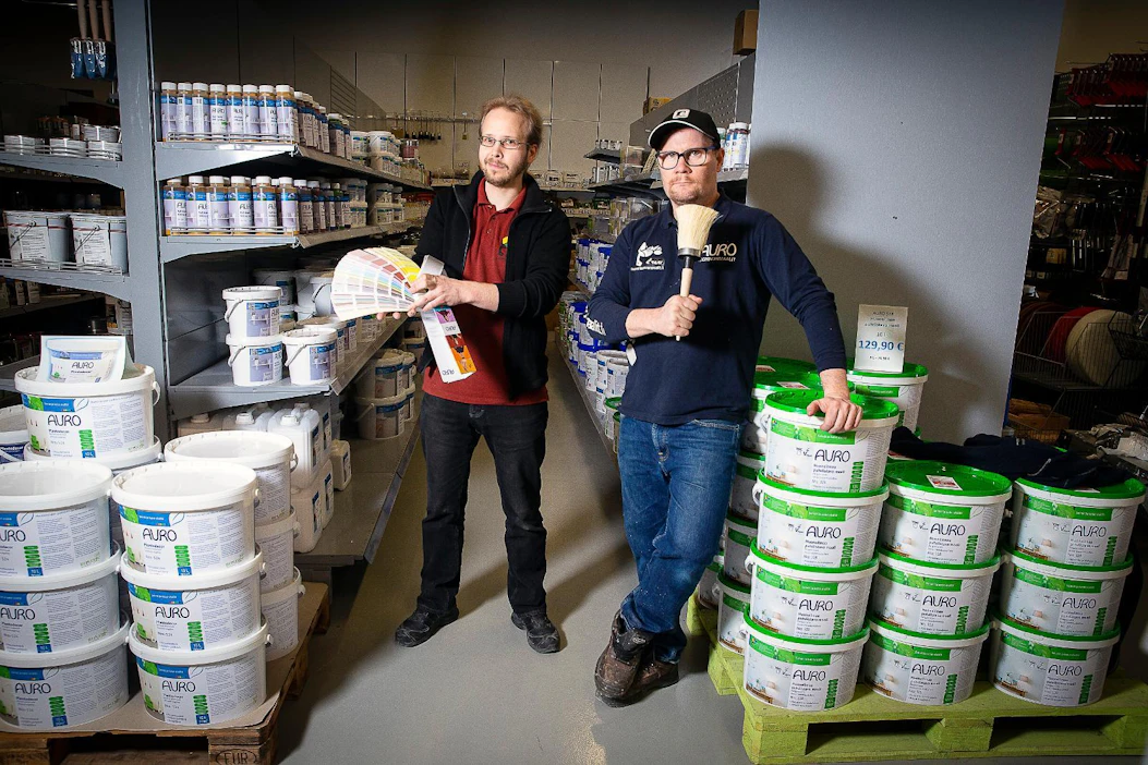 Suomen Luonnonmaalit Oy:n omistajista maaliartesaani Ilkka Tamminen sekoittelee ja valmistaa maaleja, Lauri Koski myy niitä.