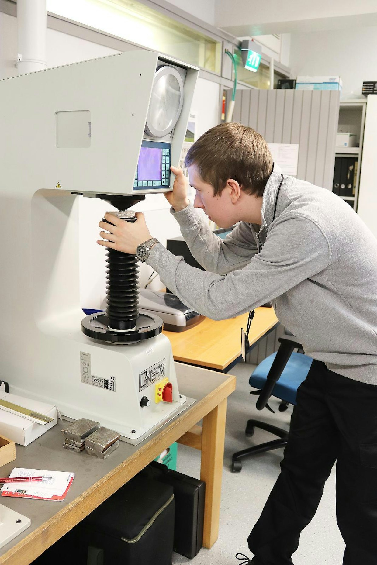 Kauhankynsien kovuus mitattiin Aalto-yliopiston laboratoriossa Gnehm SwissMax 300 -kovuusmittarilla.