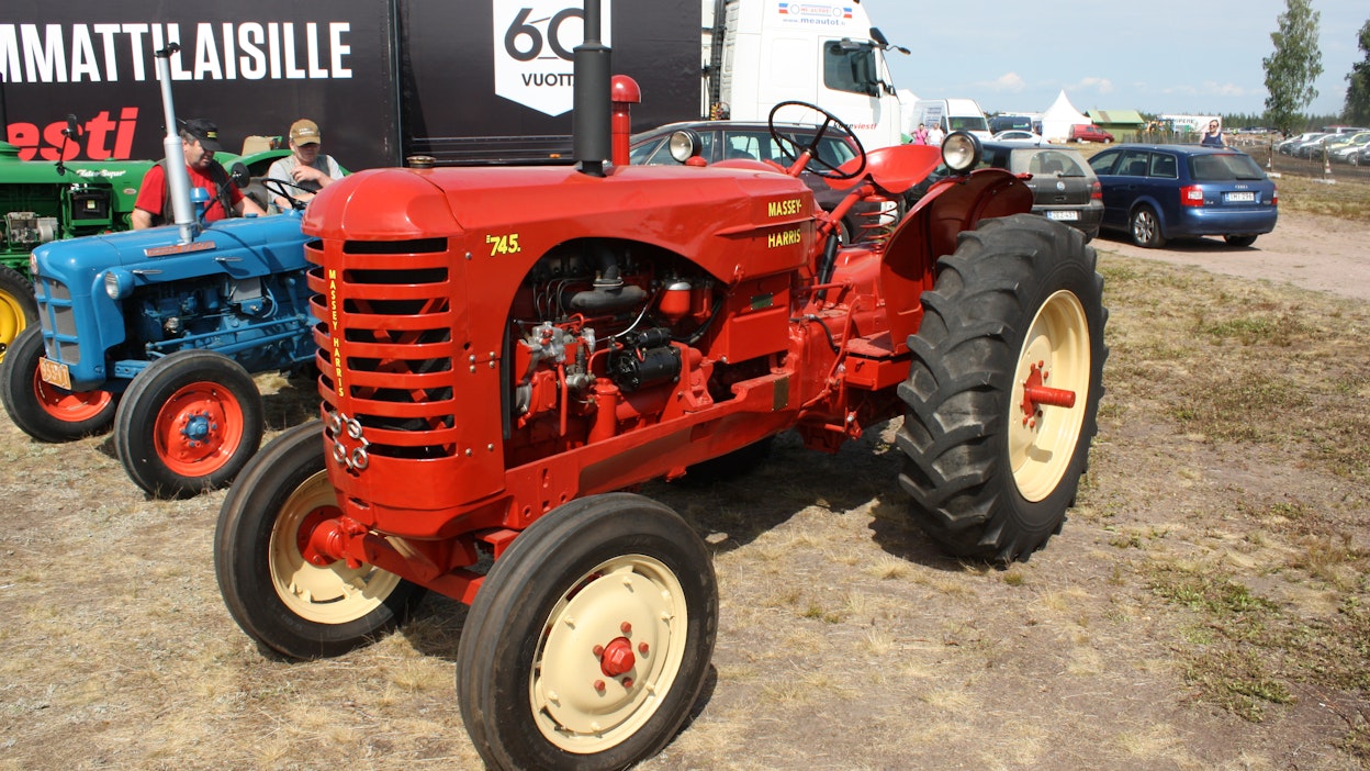 Massey-Harris 745 -traktoria valmistettiin Kilmarnockissa, Skotlannissa vuosina 1954-1958