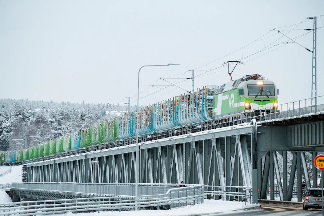 Vectron-sähköveturi vetää perässään 27 raakapuuvaunua. Se on viisi vaunua enemmän kuin aiemmin Patokangas–Kemin rataosan raakapuukuljetuksissa.