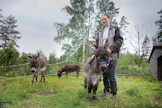 Satu Valkas on kouluttautunut psykologiksi, Green Care -ohjaajaksi ja sosiaalipedagogiseksi hevostoimintaohjaajaksi. Calle-miniaasi on normaalisti hyvin leppoisa ja rapsutuksenkipeä tapaus, mutta nyt hormonihuuruissaan hieman arvaamaton.