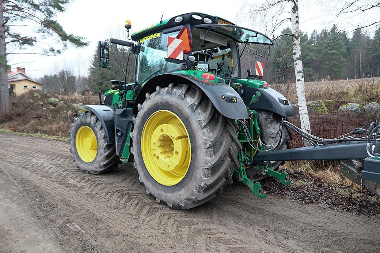 Matikaiset käyttävät lanauksessa John Deere 6155R -traktoria, joka on painotettu 9 tonnin painoiseksi. ”Paino on oleellista, tehoa lanaus ei vaatisi kuin 140 hevosvoimaa. Meillä on nyt yli 200, mutta pito on suurin ongelma”, pohdiskeli lanauksia pääsääntöisesti tekevä Jani Matikainen. ”Eturenkaat kestävät pari kesää, sen jälkeen ovat kuluneet sileiksi. Eturenkaissa olleet nastat alkoivat irrota ensimmäisenä lanauspäivänä, sillä lanatessa renkaissa on jatkuvan pieni luisto.”