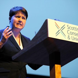 Konservatiivien johtaja Ruth Davidson (kuvassa) sanoi, että Skotlannin pääministeri yrittää ujuttaa skotit äänestämään uudelleen itsenäisyydestä. LEHTIKUVA/AFP