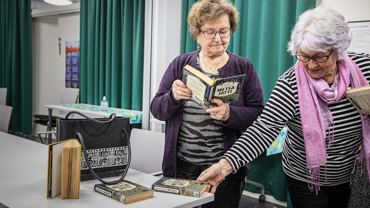 Koronatilanne pakotti Parkanon lukupiirit tauolle loppuvuodeksi, mutta aiemmin syksyllä oli vielä turvallista kokoontua yhteen. Anja Husgafvel (vas.) ja Leena Salminen tarkastelevat lukupiirissä seuraavaksi luettavaa Miika Nousiaisen Metsäjätti-kirjaa.