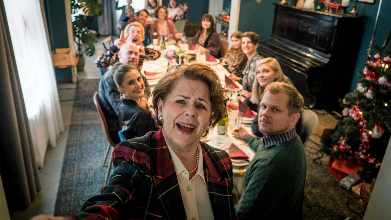 Nimekäs näyttelijäkaarti Pirkko Mannolasta Aku Hirviniemeen, muun muassa, osaa ottaa roolinsa.