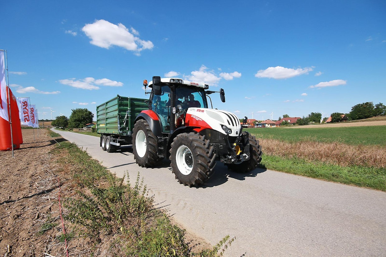 Steyr on perinteikäs itävaltalainen traktorivalmistaja, jonka omistaa nykyisin CNH. Samaan voimansiirtoon ja 4,5-litraiseen FPT-moottoriin perustuvat myös New Hollandin T5 Autocommand -mallit.