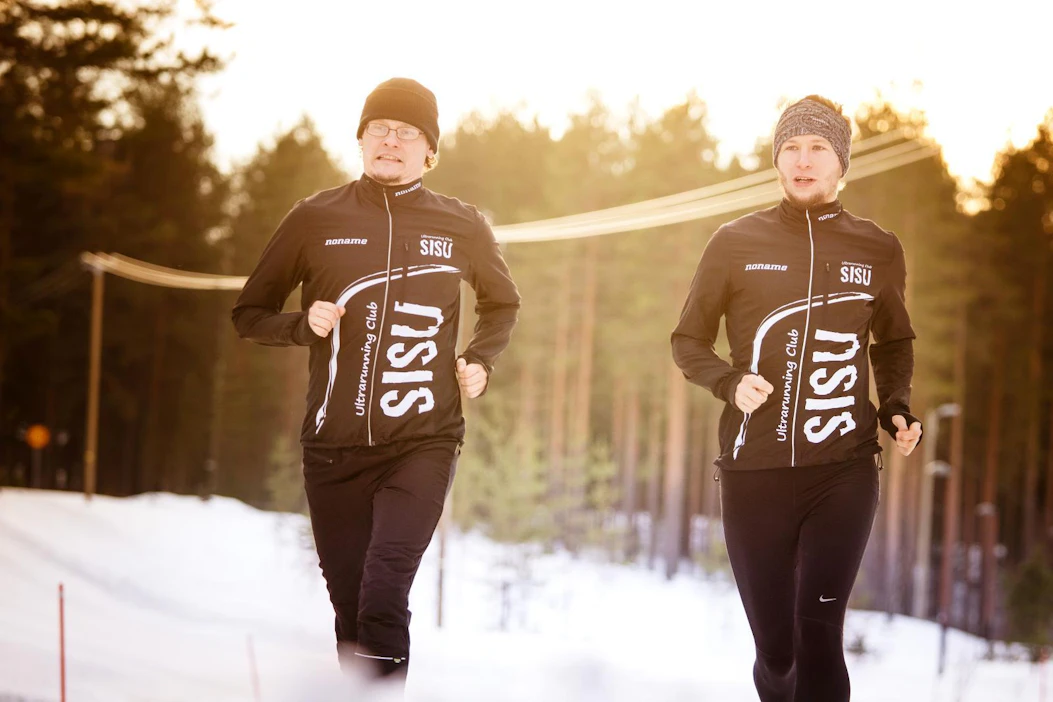 Ultrajuoksuseura Sisun puheenjohtaja Jari Soikkeli ja jäsen Tomi Ronkainen lenkkeilivät Kolin maisemissa seuran yhteisleirillä.