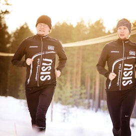 Ultrajuoksuseura Sisun puheenjohtaja Jari Soikkeli ja jäsen Tomi Ronkainen lenkkeilivät Kolin maisemissa seuran yhteisleirillä.