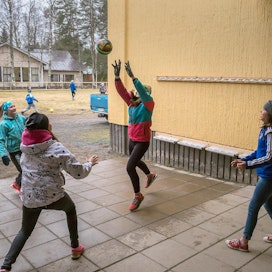 Pallopelit olivat vuonna 2016 suosiossa välitunneilla Lapualla Hellanmaan koululla. Kirkonrottaa pelattiin nimellä ”pallo paikalla&quot;.
