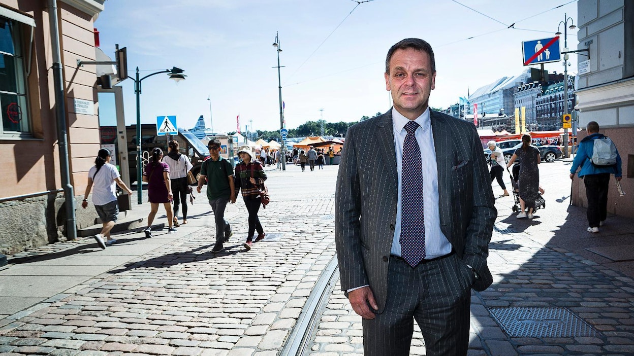 Jan Vapaavuori on välillisesti vaaleilla valittu Helsingin pormestari. Kokopäiväisessä luottamustoimessaan hän sai johdettavakseen 38 000 henkilön organisaation, joka pyörittää vuosittain noin 5,5 miljardin euron budjettia.