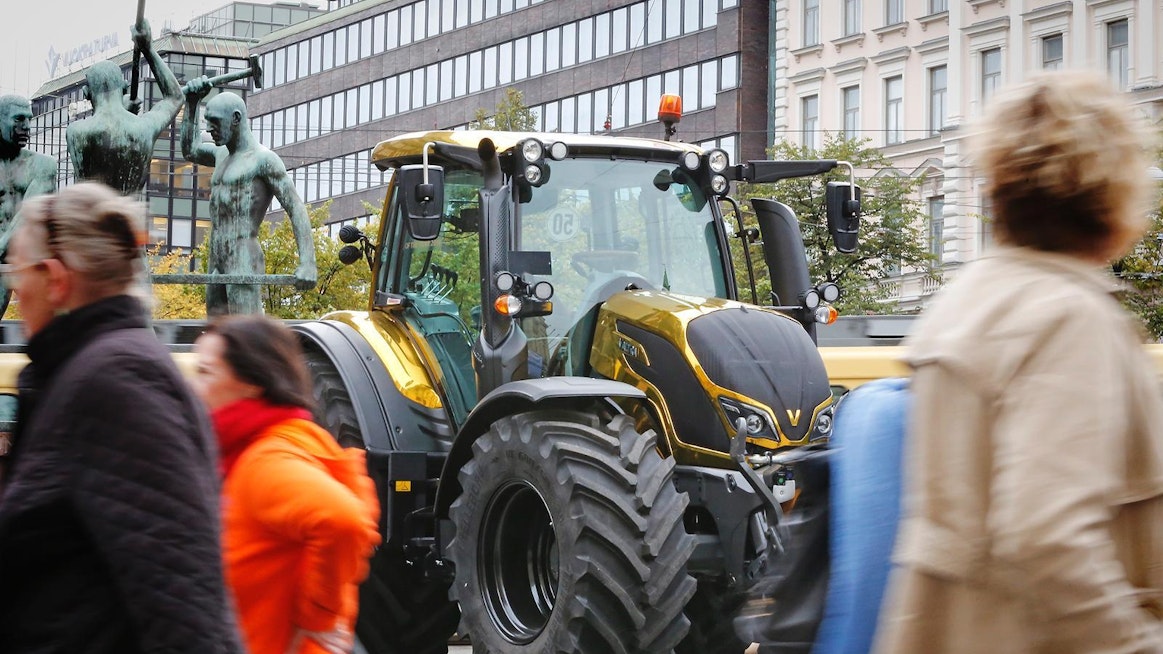 Rouheanvärinen Valtra keräsi tänään katseet kaupungilla.