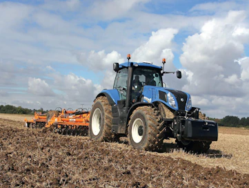 Uusi New Holland T8.420 pitää yhdessä Claas 950 Axionin kanssa markkinoiden tehokkaimman pyöräohjattujen traktoreiden titteliä hallussaan. Moottorin suurin teho on 419 hv/308 kW. Traktori on suunniteltu myös maantieajoon. Portaaton voimansiirto on vakiovaruste, liikennetraktorina suurin nopeus on 50 km/h.