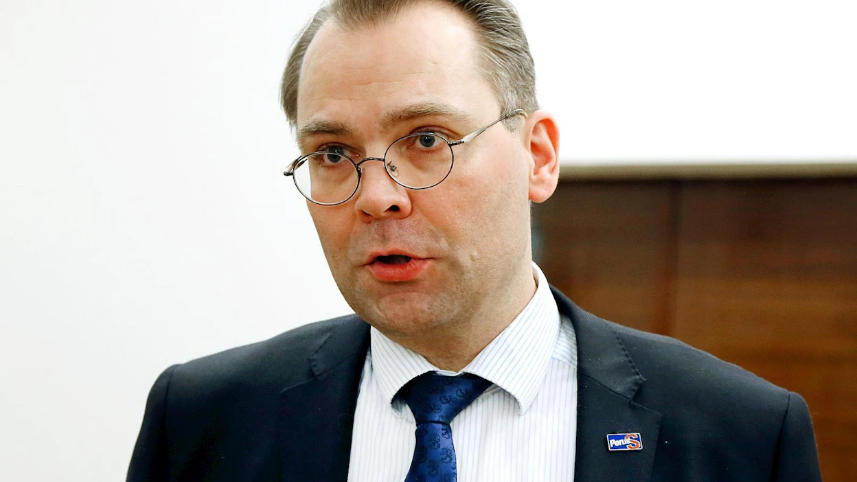 Puolustusvoimat tekee lähiaikoina miljardien kalustohankinnat, mutta ministeri kaipaa nyt 5,8 miljoonaa euroa ja sataa ihmistä.