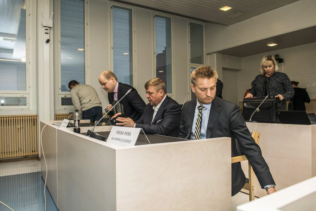 Pekka Perän (2. oik.) puolustuksen mukaan syytteessä olevia yritetään saada vastuuseen asioista, joista he eivät vastanneet. LEHTIKUVA / Kimmo Rauatmaa