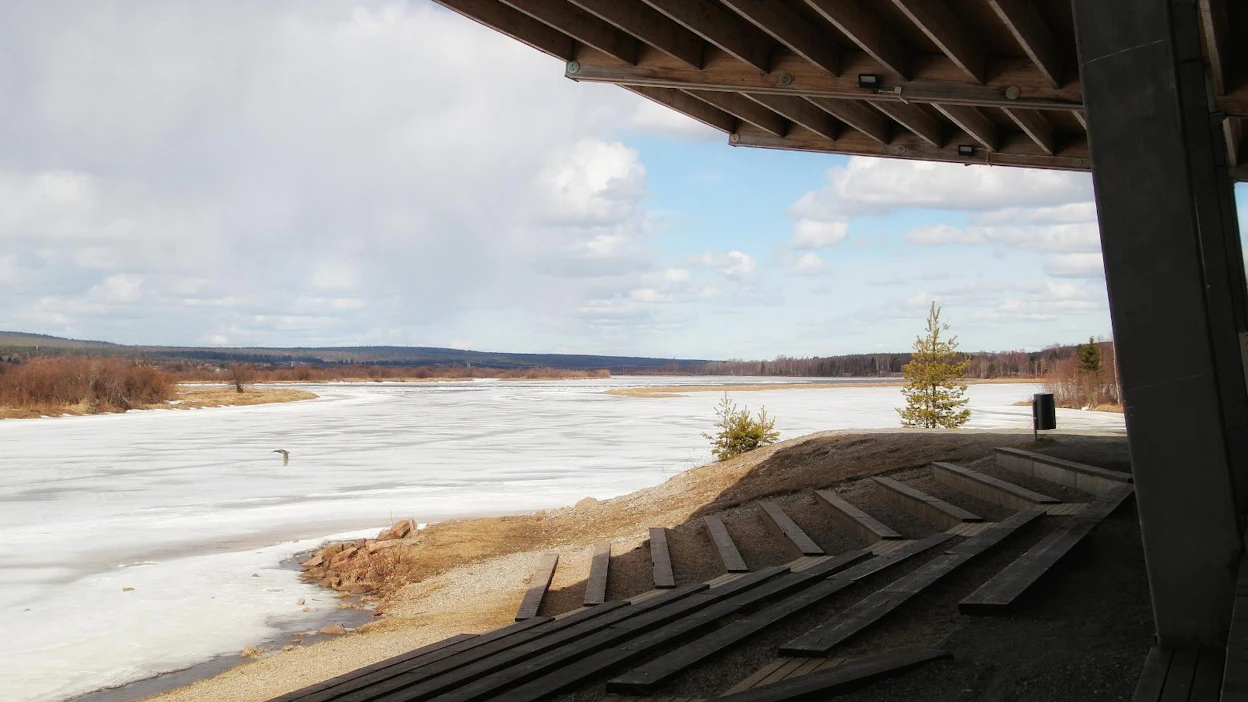 Rovaniemen Ounaspaviljoki, joka on suurempien tulvien aikaan yksi ensimmäisistä kastuvista paikoista Rovaniemellä.