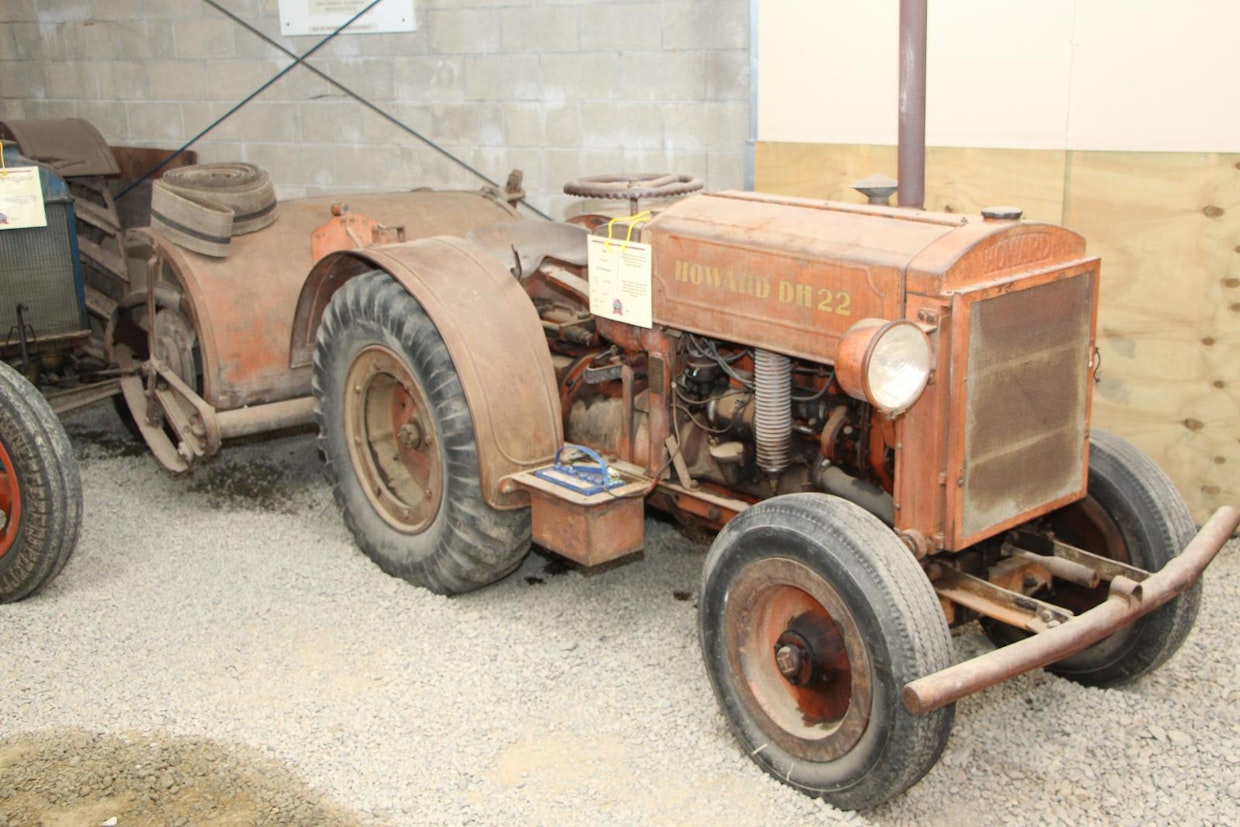 Howard on alkuaan australialainen merkki, jonka ykköstuotteita olivat erilaiset jyrsimet. 1920-luvun lopulta lähtien valmistusta oli myös Englannissa, alussa lisenssipohjaisena, myöhemmin fuusioiden myötä. Tämä Howard DH22 oli ohjelmassa vuosina 1928–52. Kone oli tarkoitettu jyrsintään, mutta sitä pystyi käyttämään myös tavallisen traktorin tapaan. Moottorina oli aluksi 22 hv:n Morris, myöhemmin 35-hevosvoimainen LeRoi. (Geraldine)