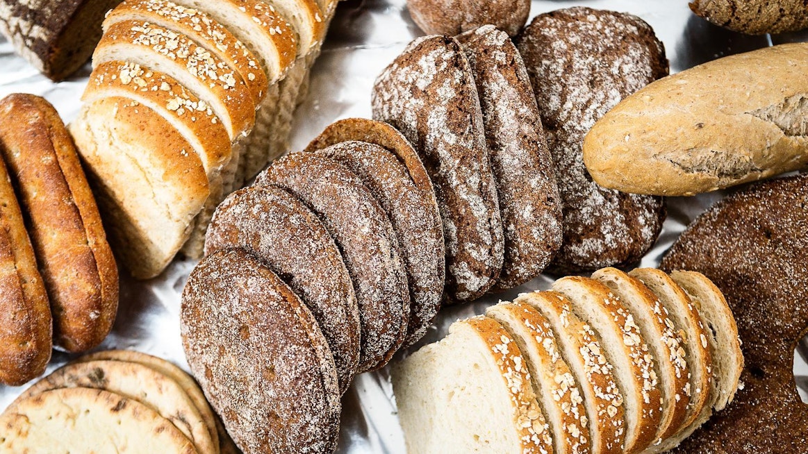 Leipätiedotus ry:n tutkimuksen mukaan suomalaiset valitsevat ostoskoriinsa kotimaisista eniten vaaleaa leipää.