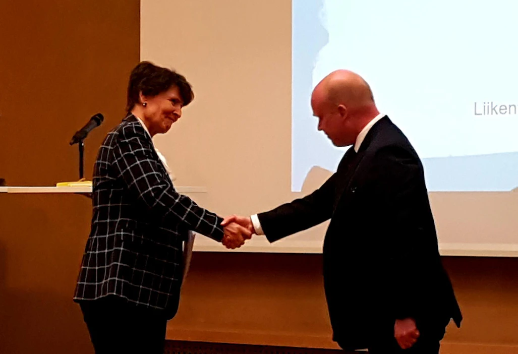 Ministeri Anne Berner vastaanotti liikenteen ilmastoraportin keskiviikkona työryhmän puheenjohtajalta Juhapekka Ristolalta.