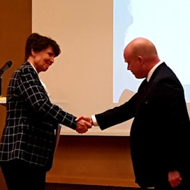 Ministeri Anne Berner vastaanotti liikenteen ilmastoraportin keskiviikkona työryhmän puheenjohtajalta Juhapekka Ristolalta.