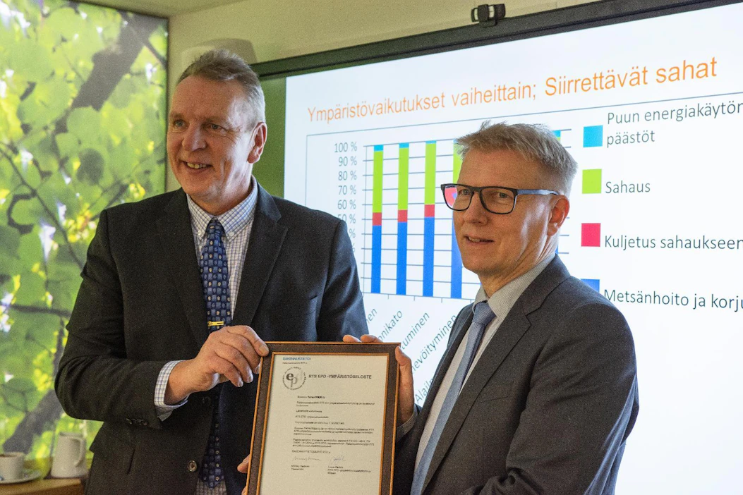 Sahayrittäjät ry:n ympäristöselosteen julkistuksessa tiistaina Helsingissä oli mukana asunto-, energia- ja ympäristöministeri Kimmo Tiilikainen (kesk.). Kuvassa vasemmalla Sahayrittäjien hallituksen puheenjohtaja Timo Ripatti.