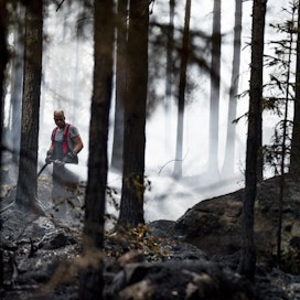 Hälytys metsäpalosta tuli keskiviikkona alkuillasta. Torstaina sammustustyöt olivat täydessä vauhdissa.